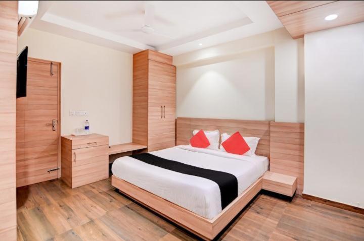 Triton Inn Lucknow Esterno foto